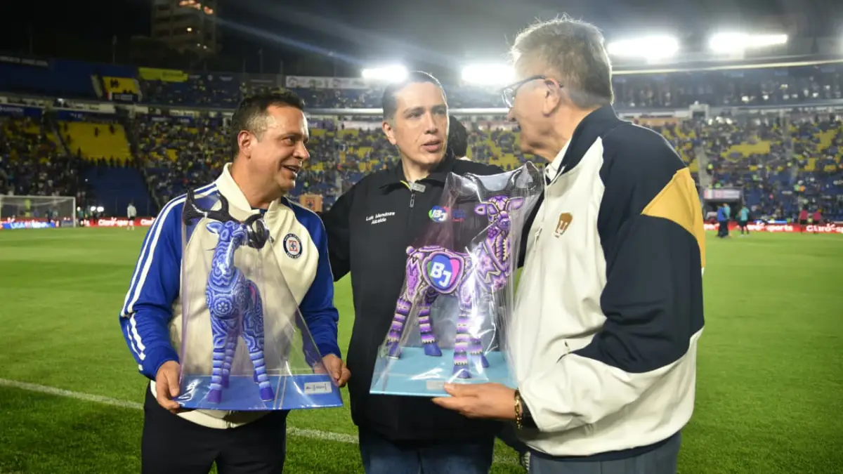 Alcalde Luis Mendoza reconoce a los equipos de fútbol Cruz Azul y Pumas; garantiza un encuentro deportivo con orden y seguridad